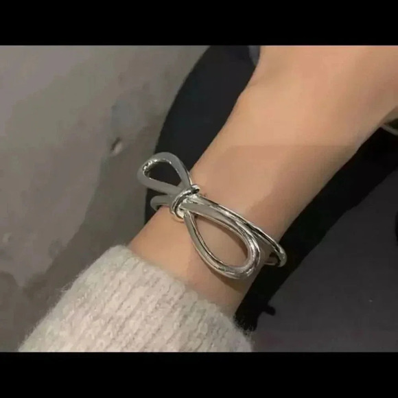 Beautiful Bowknot Bracelet for Women Fashion Creative Birthday Party Jewelry NEW - Picture 1 of 5
